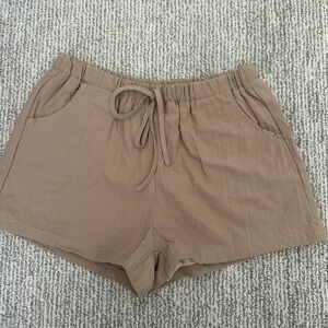 Women’s Small Linen Tan Shorts with pockets and tie